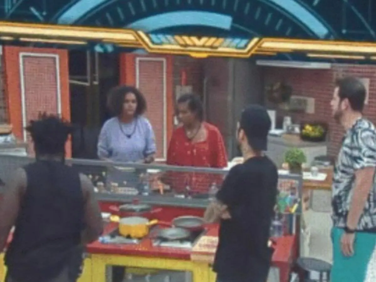 Arthur Aguiar assiste brothers pelo telão do Quarto Secreto