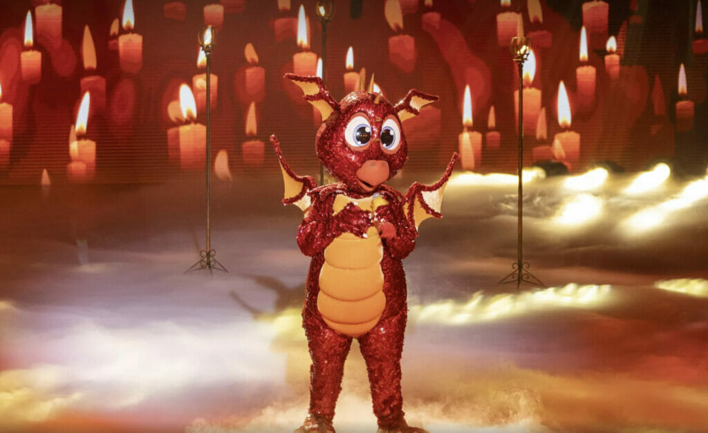 Dragão no palco do The Masked Singer Brasil