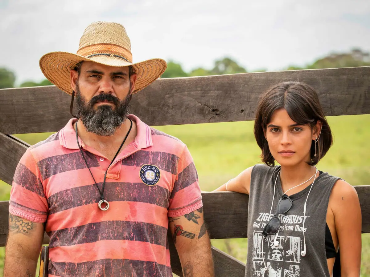 Alcides (Juliano Cazarré) e Guta (Julia Dalavia) em Pantanal