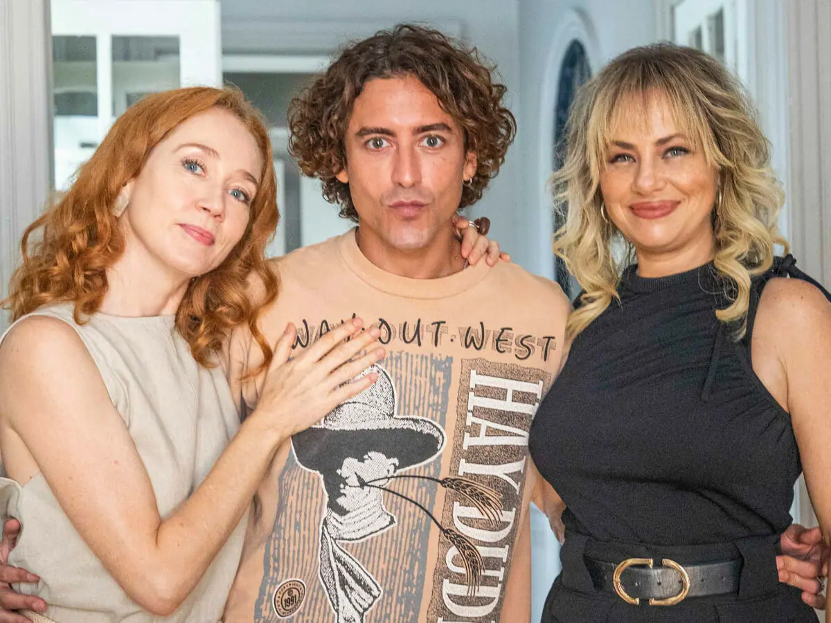 Jesuíta Barbosa ao lado de Camila Morgado e Karine Teles