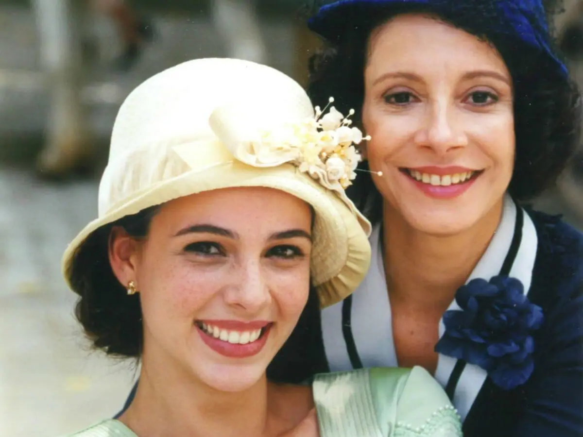 Candoca (Miriam Freeland) e Dalva (Bia Nunnes) em O Cravo e a Rosa