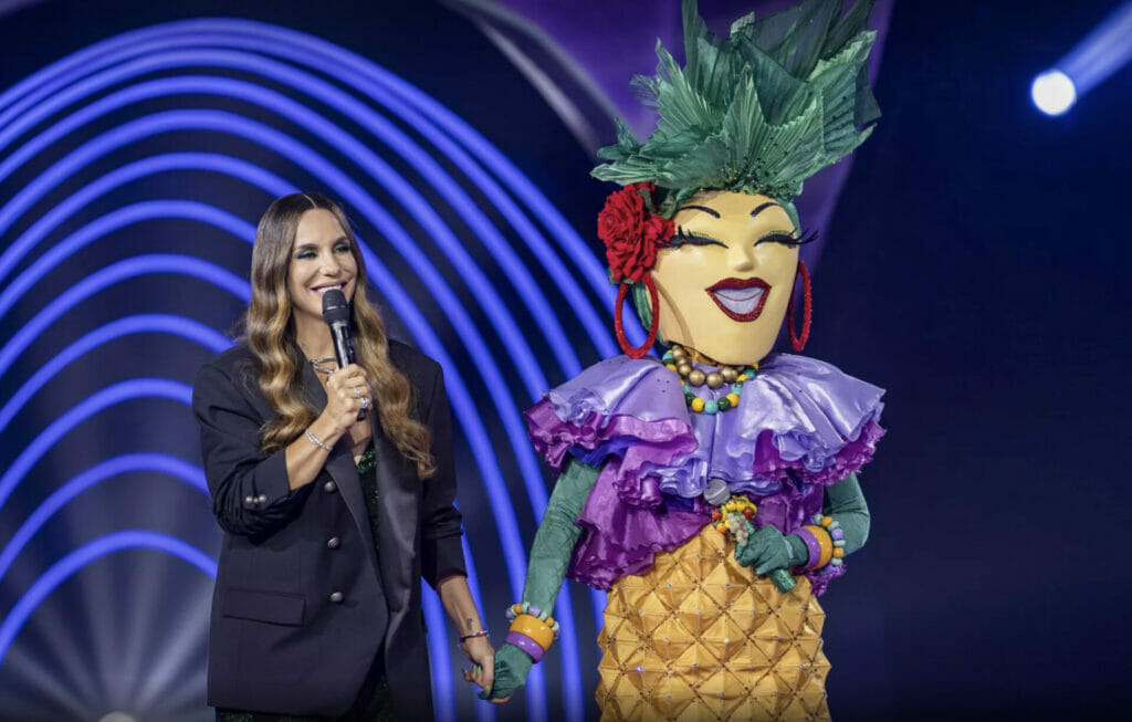 Ivete Sangalo e Abacaxi no palco do The Masked Singer Brasil