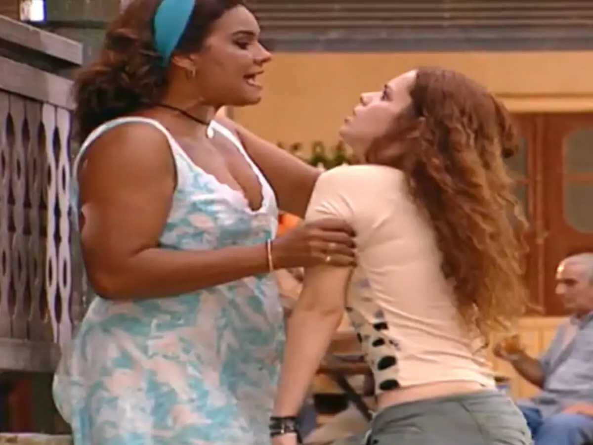 Dona Jura (Solange Couto) e Regininha (Viviane Victorette) em O Clone