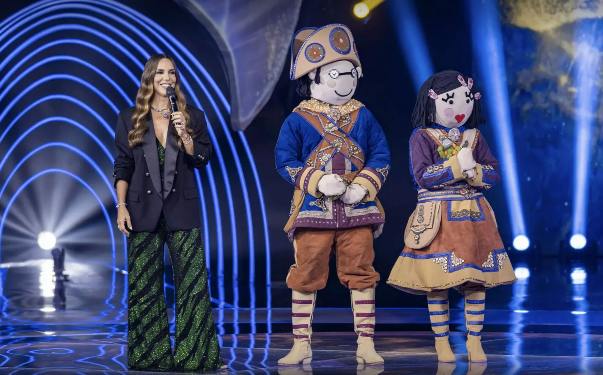Ivete Sangalo e Lampião e Maria Bonita no palco do The Masked Singer Brasil