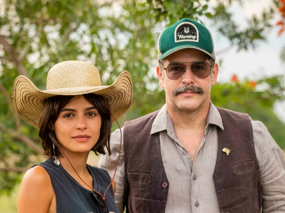 Guta (Julia Dalavia) e Tenório (Murilo Benício) em Pantanal