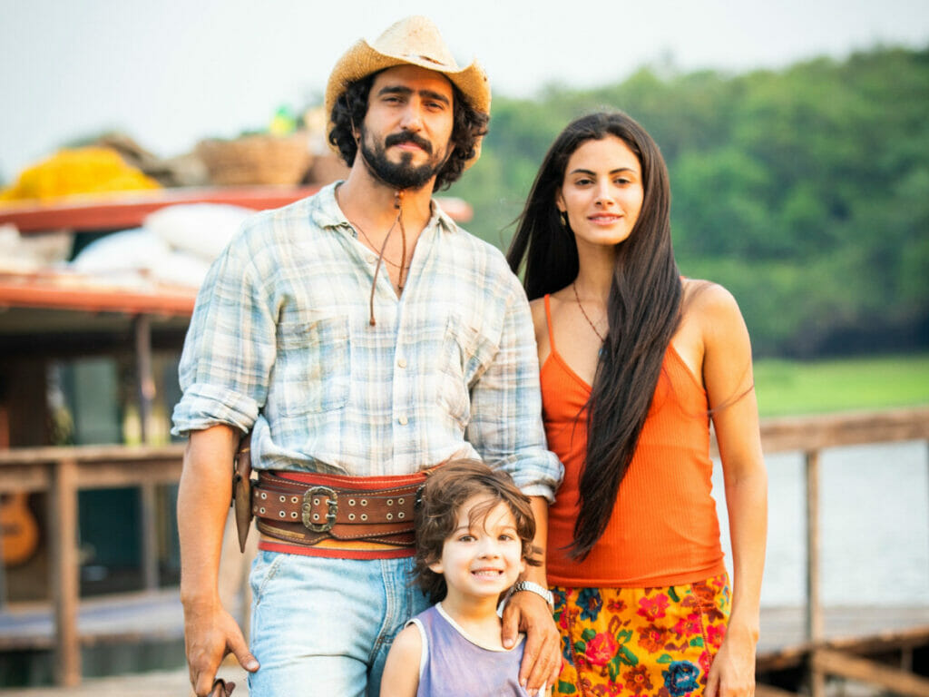 José Leôncio (Renato Góes) e Filó (Letícia Salles) com Tadeu em Pantanal