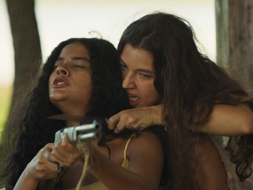 Juma (Alanis Guillen) e Muda (Bella Campos) em Pantanal
