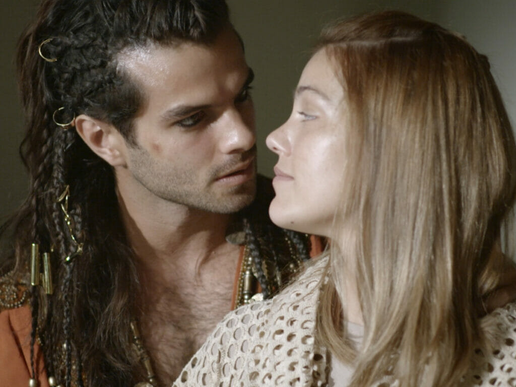 Lavínia (Pâmela Tomé) e Malquias (Daniel Blanco) em Reis