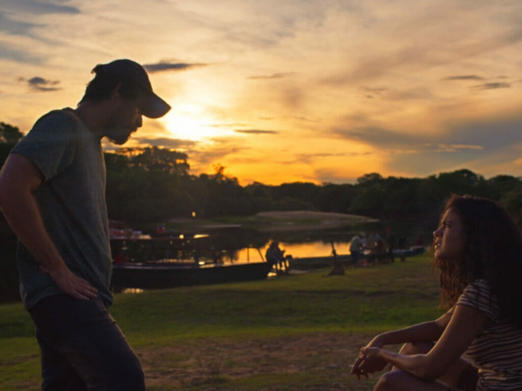 Lúcio (Erom Cordeiro) e Muda (Bella Campos) em Pantanal