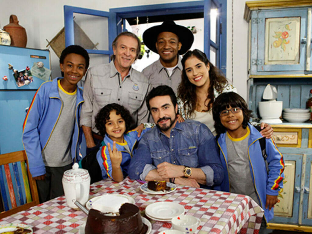 Miguel (Pedro Miranda) com o elenco de Carinha de Anjo e o Padre Fábio de Mello