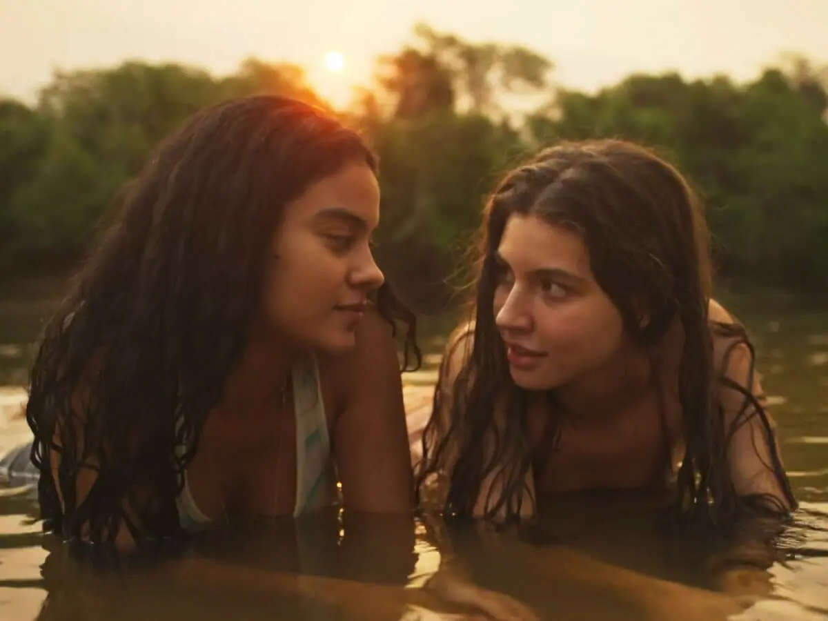 Muda (Bella Campos) e Juma (Alanis Guillen) em Pantanal