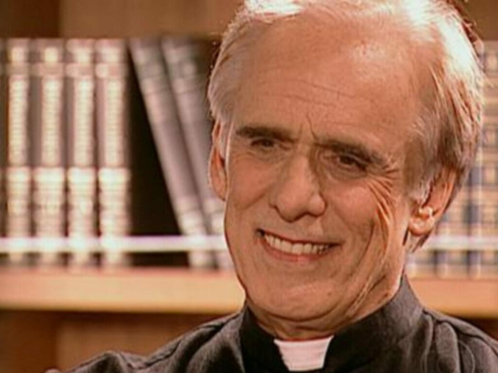 Padre Matiolli (Francisco Cuoco) em O Clone