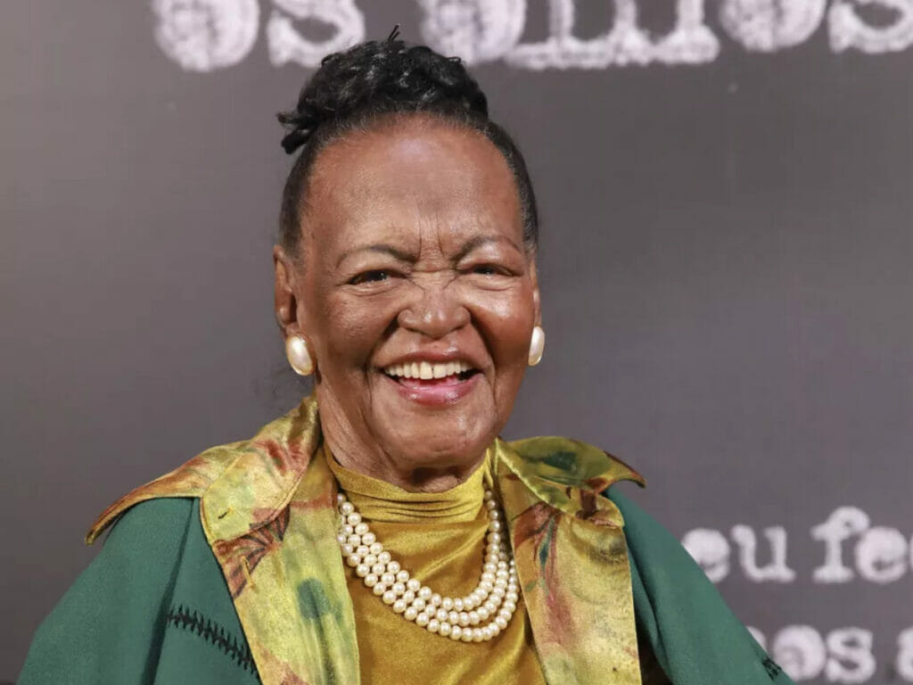 Ruth de Souza no lançamento da minissérie Se eu fechar os olhos agora — (Foto João Cotta - Globo)