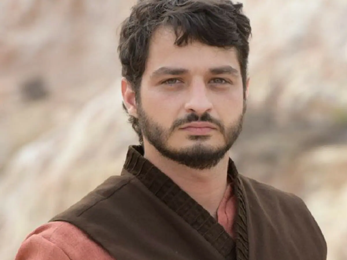 Helede (César Cardadeiro) em Reis