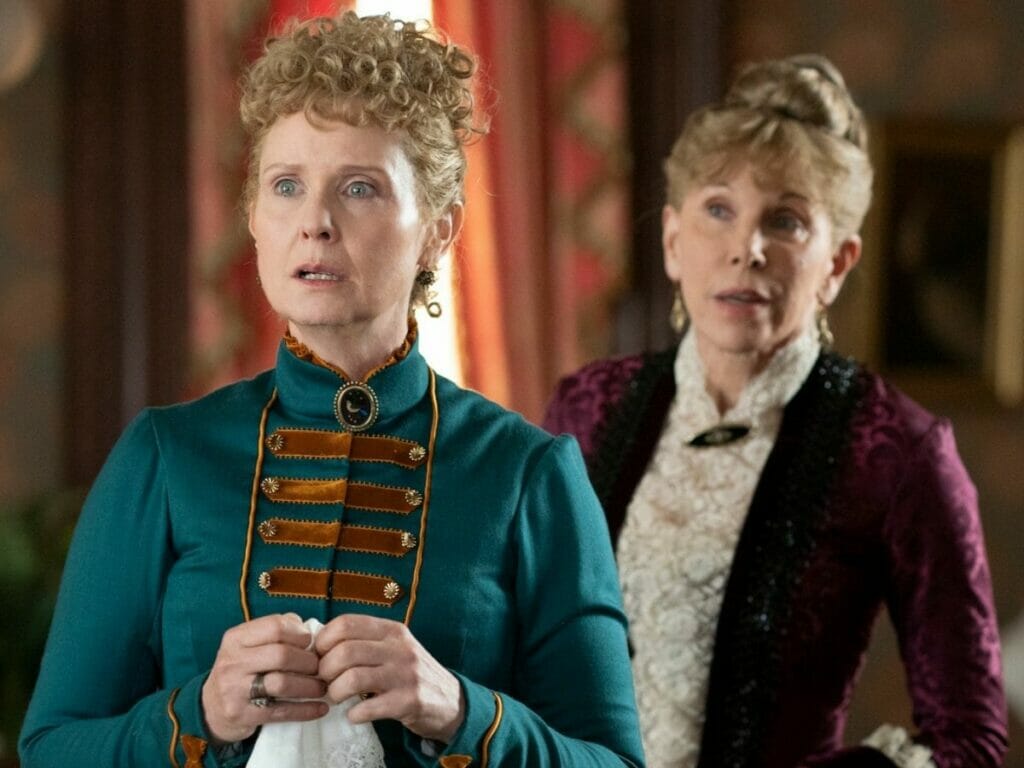 Cynthia Nixon e Christine Baranski (ao fundo) em A Idade Dourada