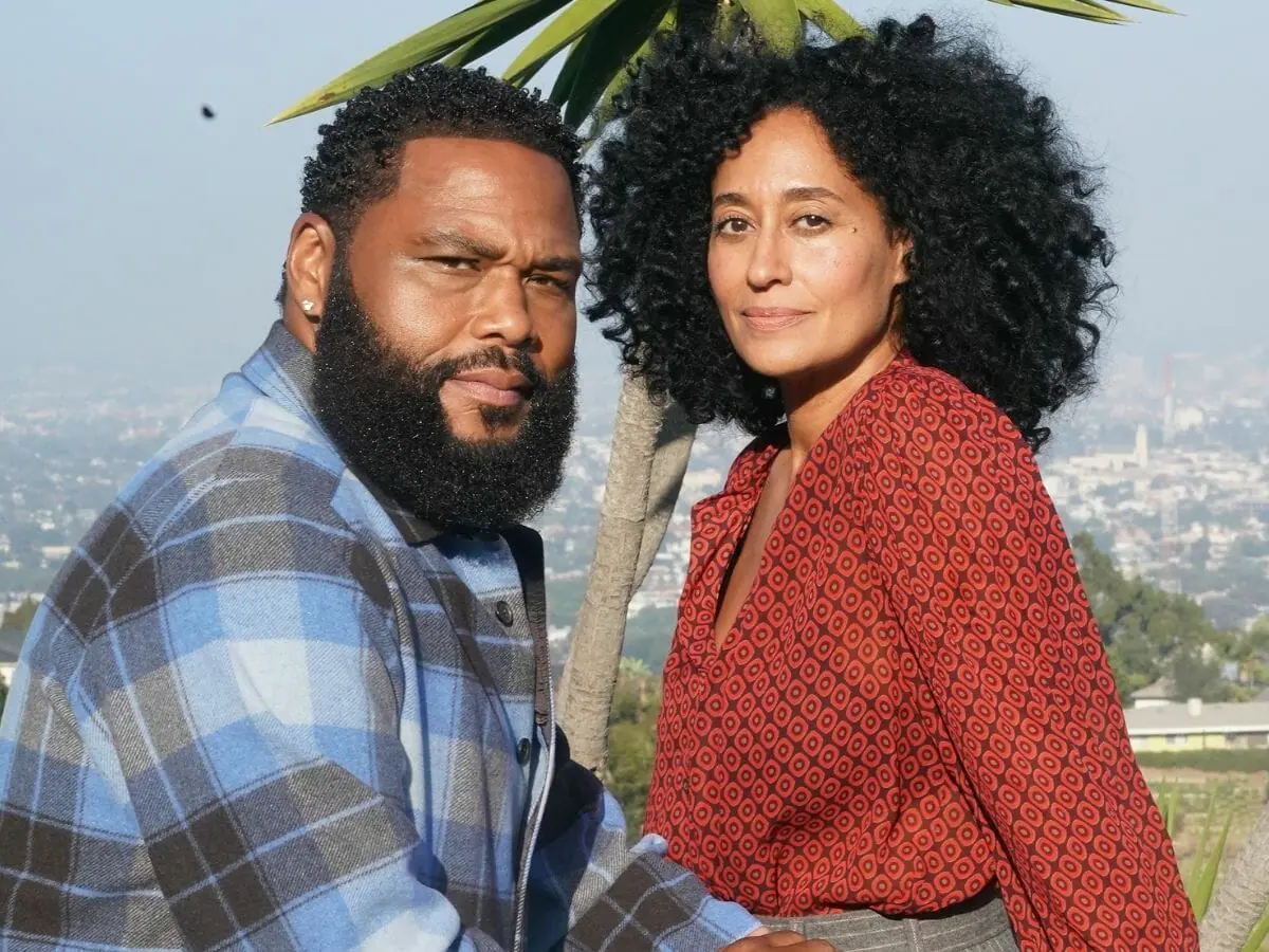 Anthony Anderson com Tracee Ellis Ross nos bastidores de Blackish