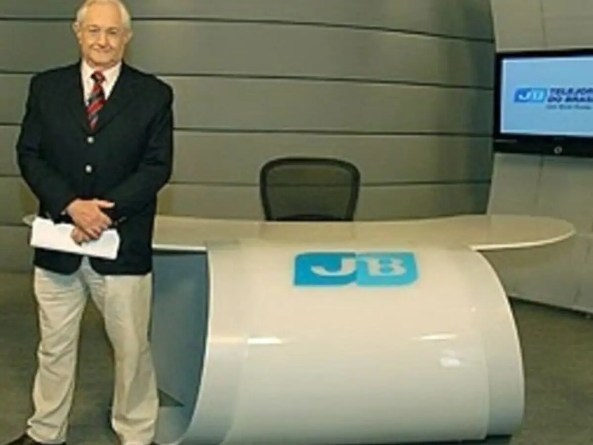 Bóris Casoy no cenário do Telejornal do Brasil