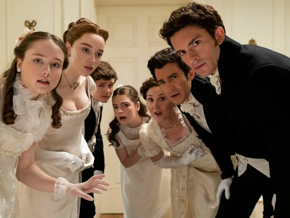Elenco de Bridgerton em cena da segunda temporada