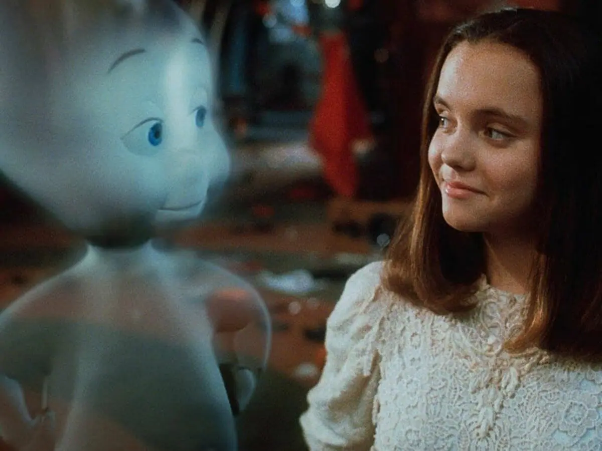 Christina Ricci com o Fantasminha Camada em Gasparzinho, filme de 1995