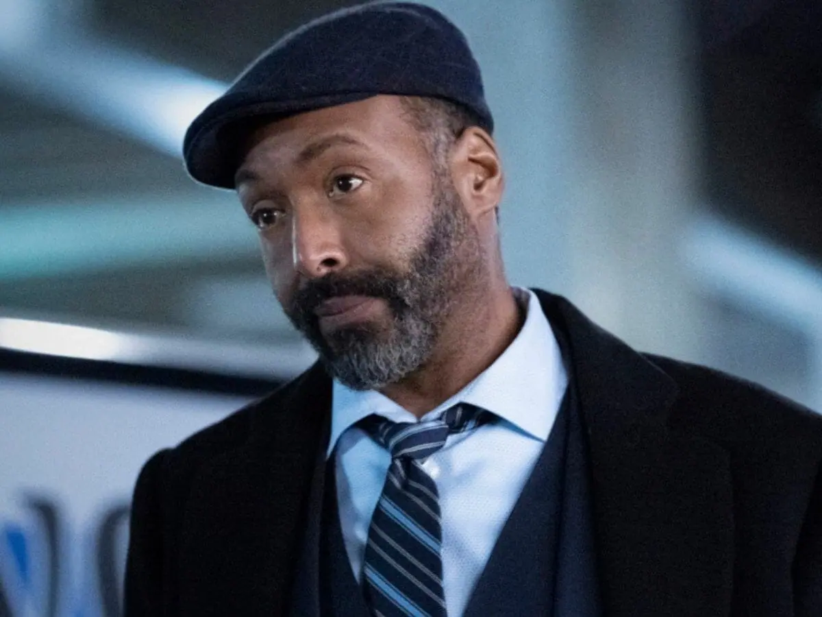 Jesse L. Martin em cena da série Flash
