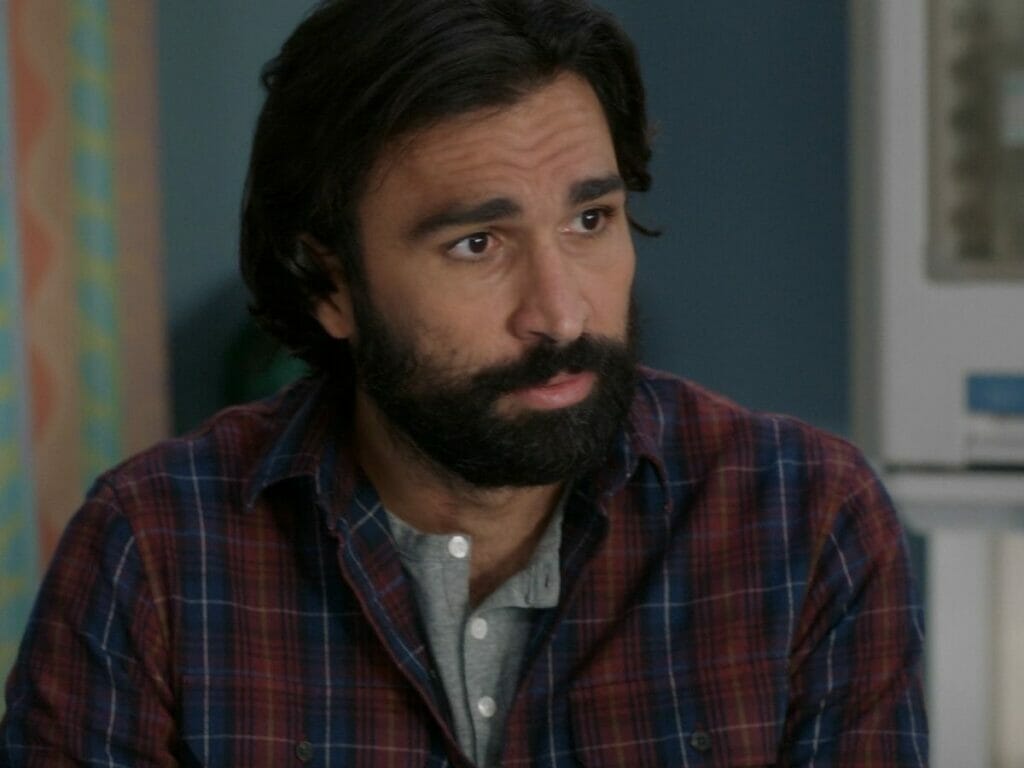 Eduardo Muniz em cena de Grey's Anatomy