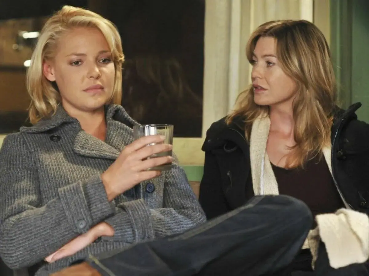 Katherine Heigl (à esq.) com Ellen Pompeo em cena de Grey's Anatomy