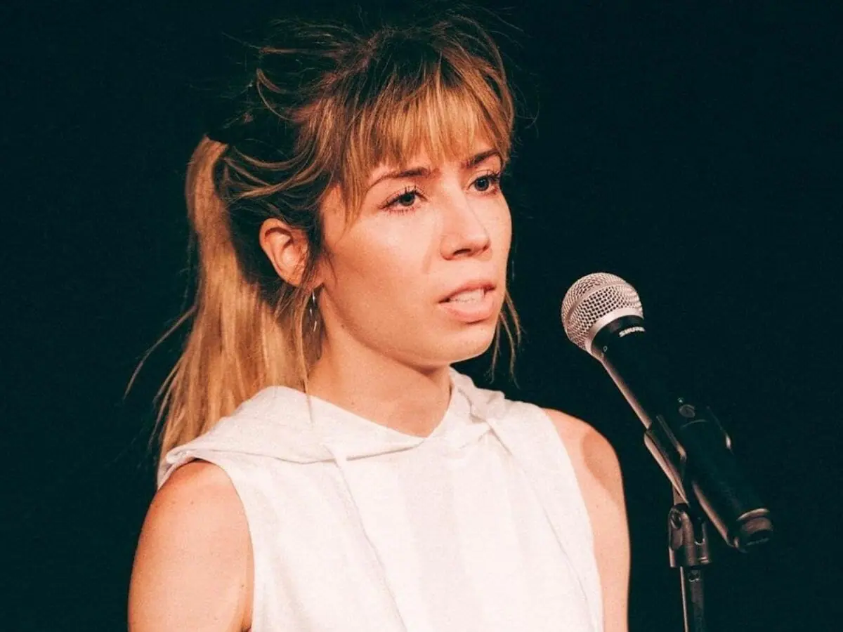 Jennette McCurdy durante a peça I'm Glad My Mom Died