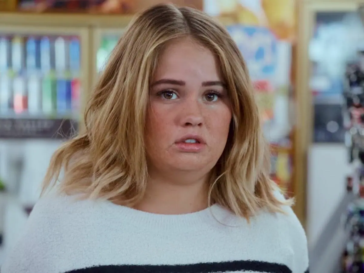 A atriz Debby Ryan na série Insatiable