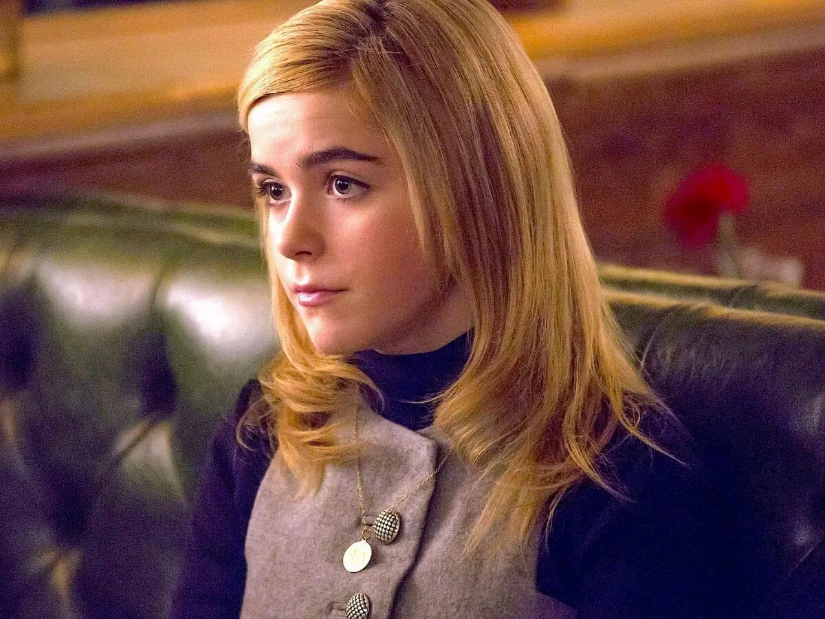 Kiernan Shipka em cena do drama Mad Men