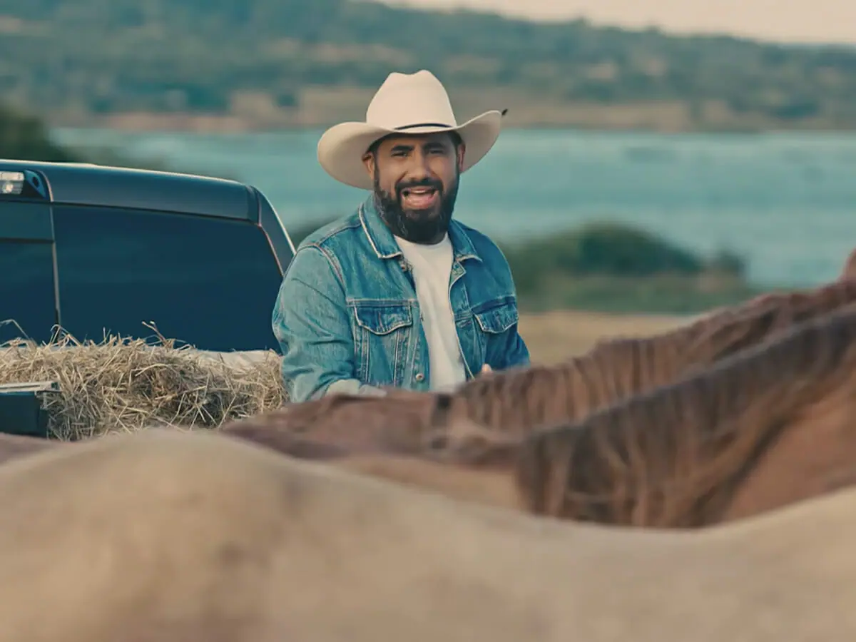 Raí Saia Rodada no clipe de Cheiro do Mato