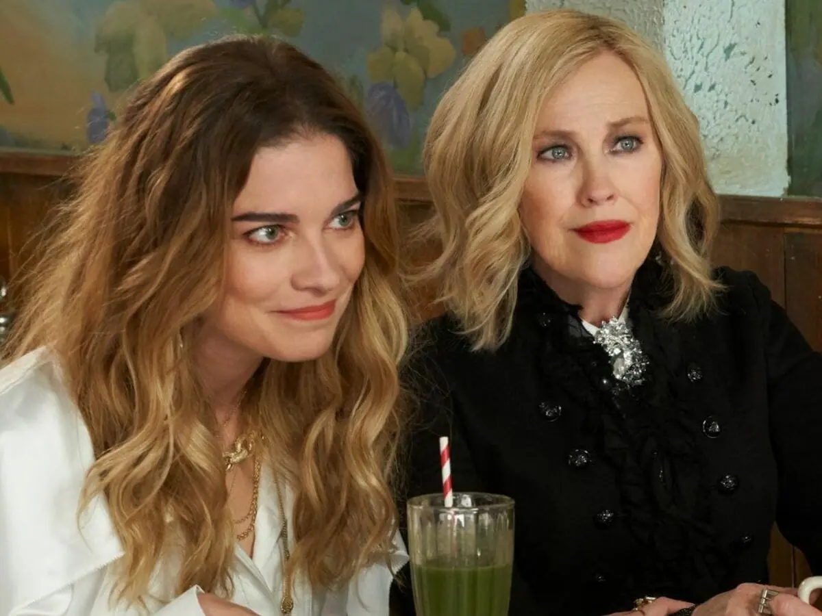 Annie Murphy (à esq.) com Catherine O'Hara em Schitt's Creek