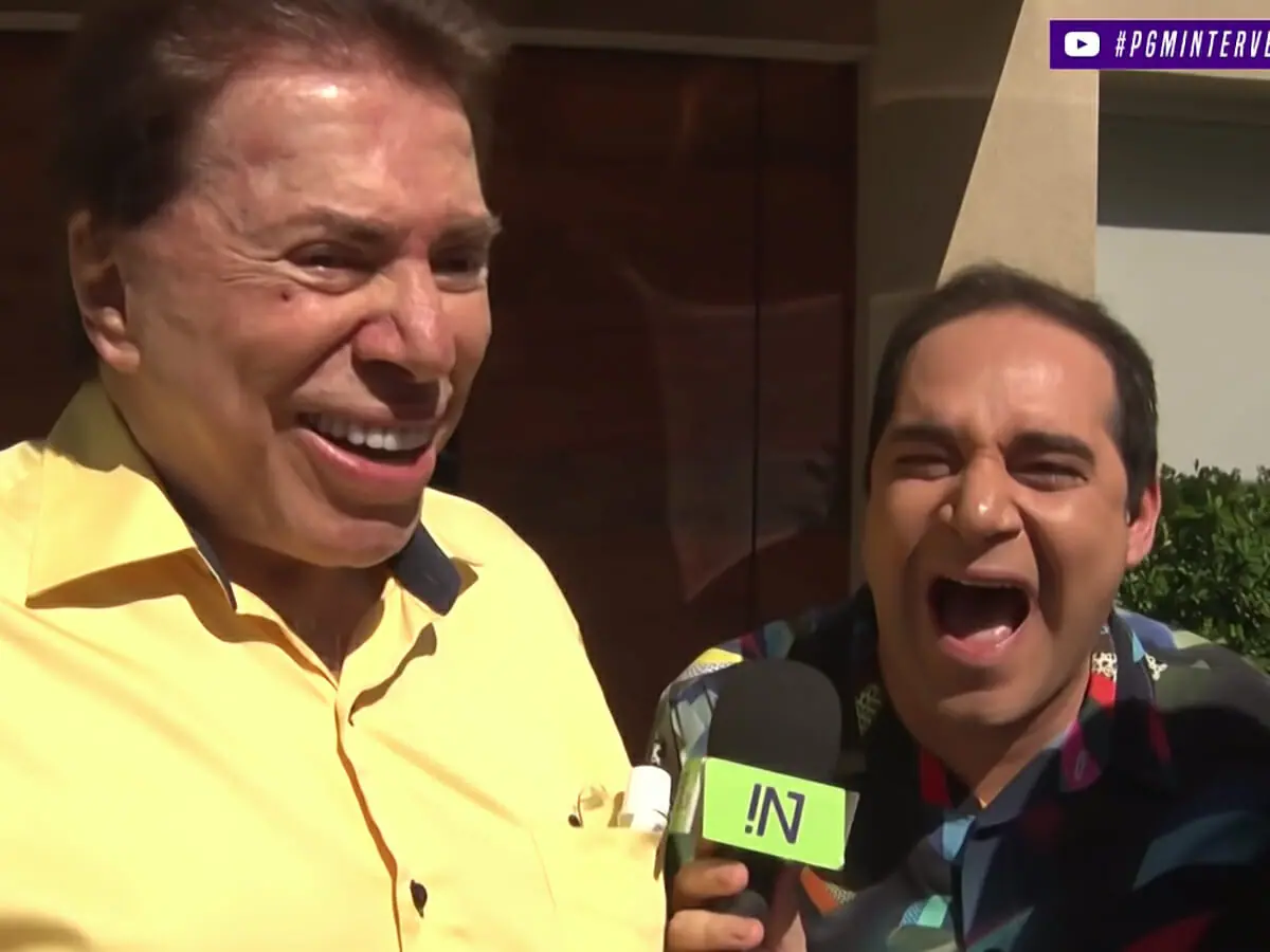 Silvio Santos é entrevistado por Roger Turchetti em frente ao salão de Jassa