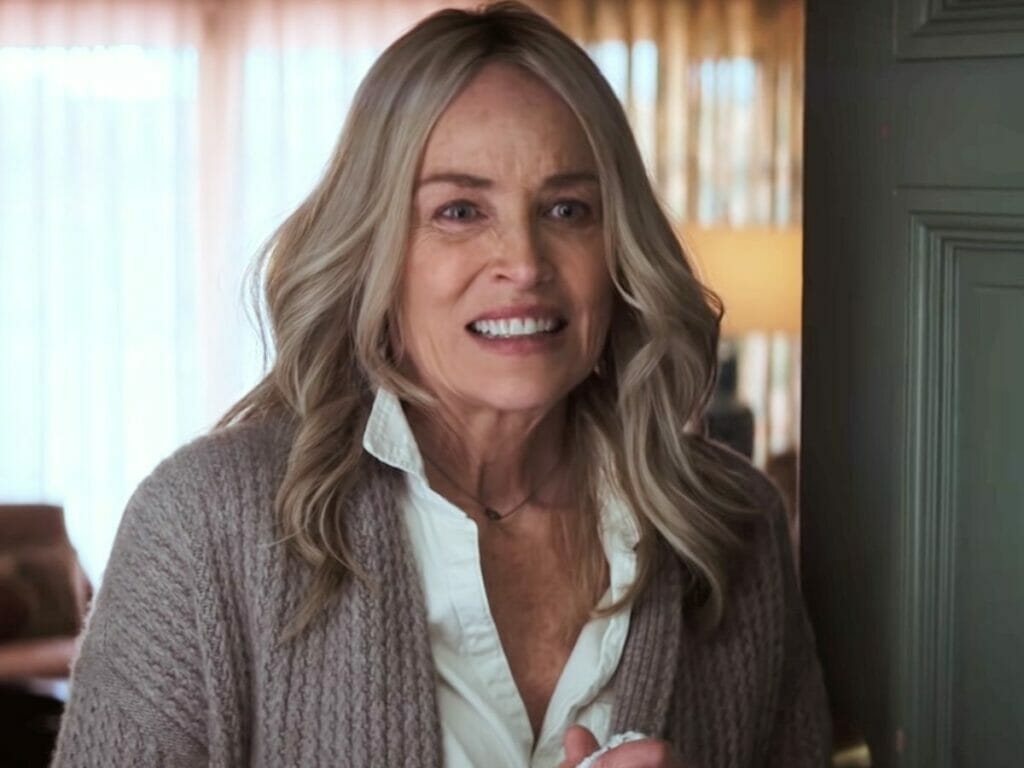 Sharon Stone em cena de The Flight Attendant
