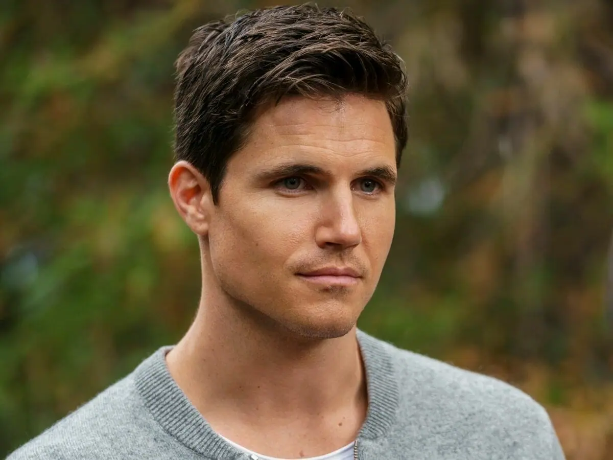 Robbie Amell na comédia Upload