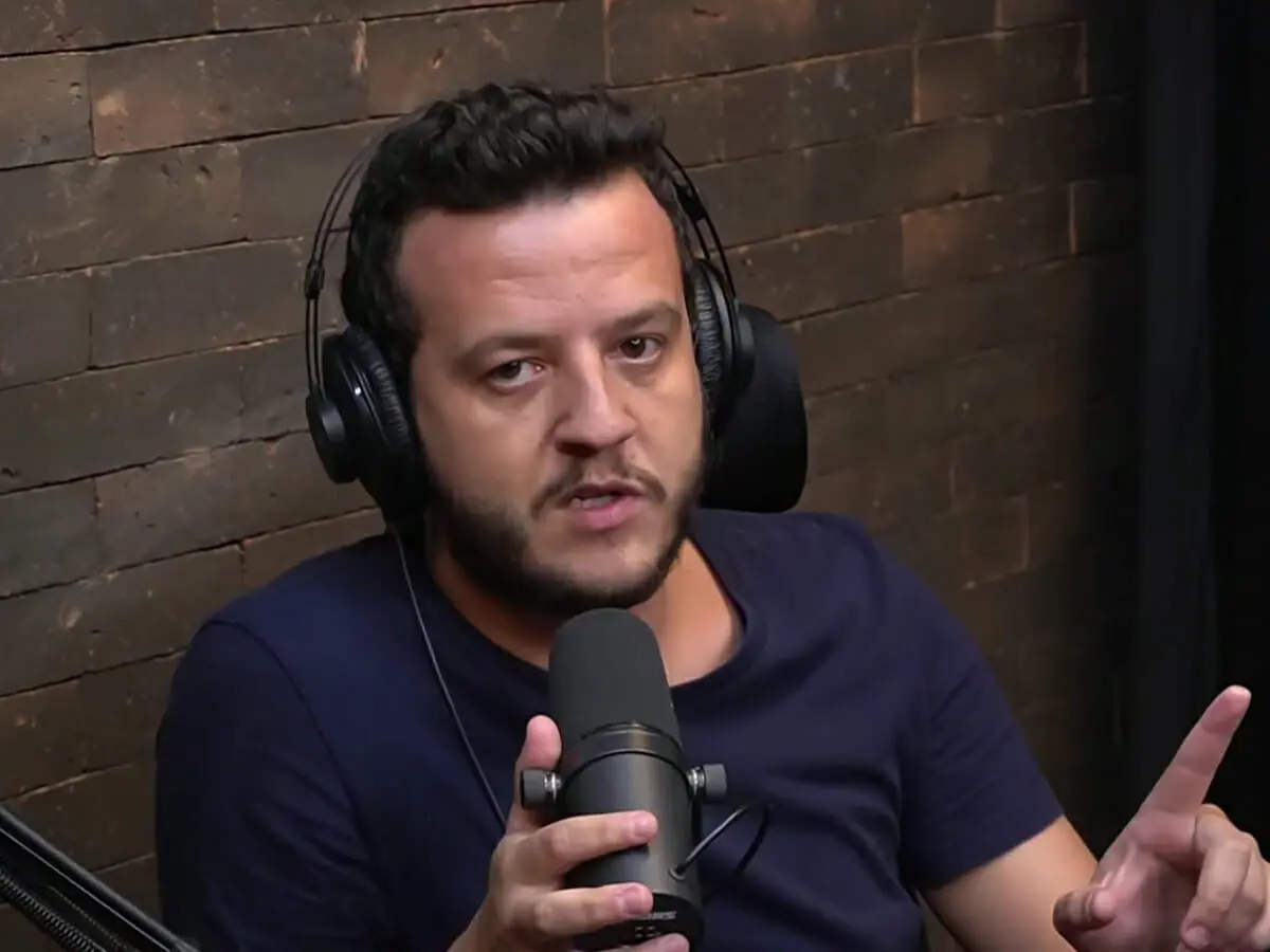 O repórter Vinícius Bueno no podcast De Lavada