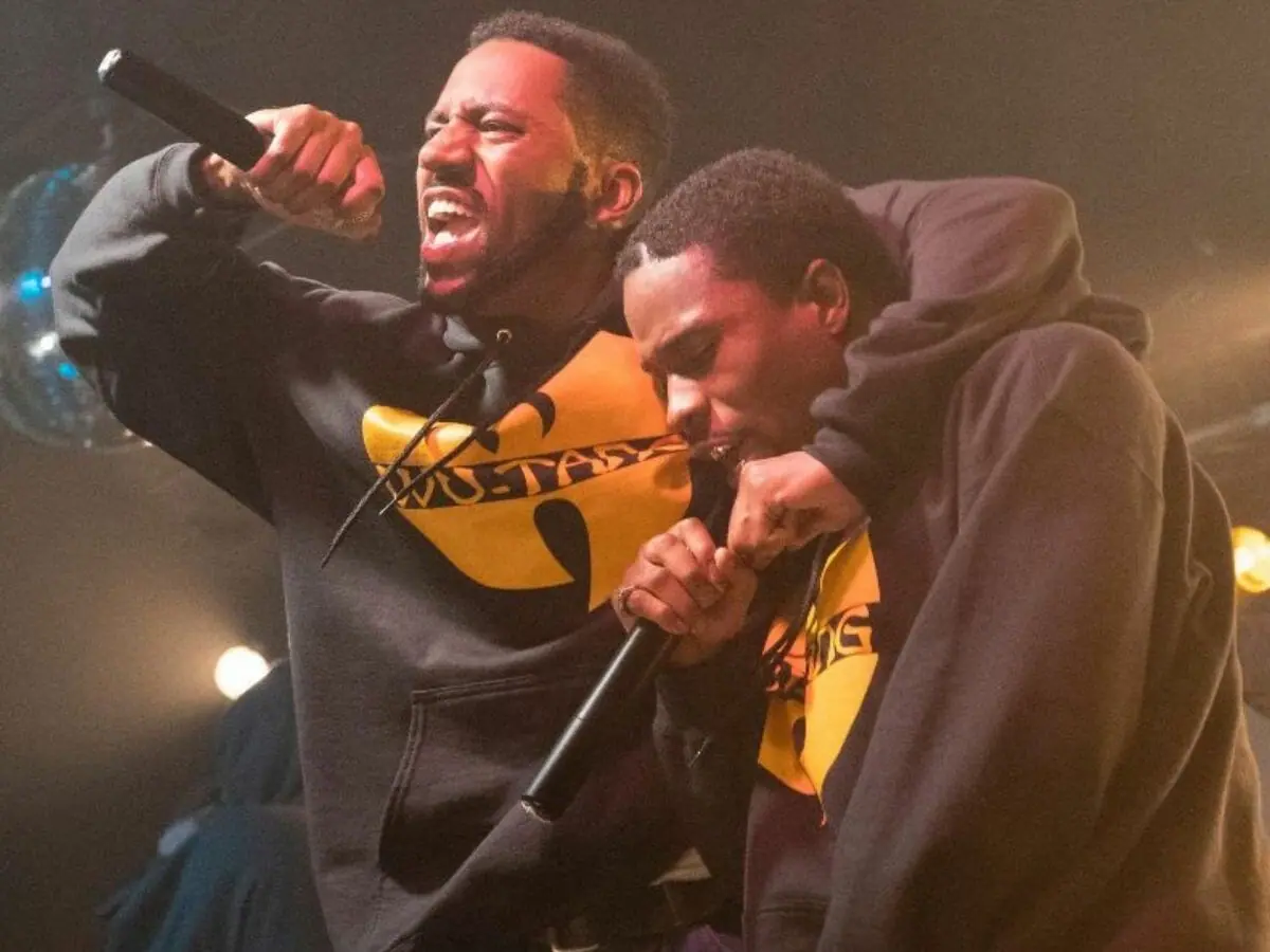 Siddiq Saunderson (à esq.) com Shameik Moore em Wu-Tang: An American Saga