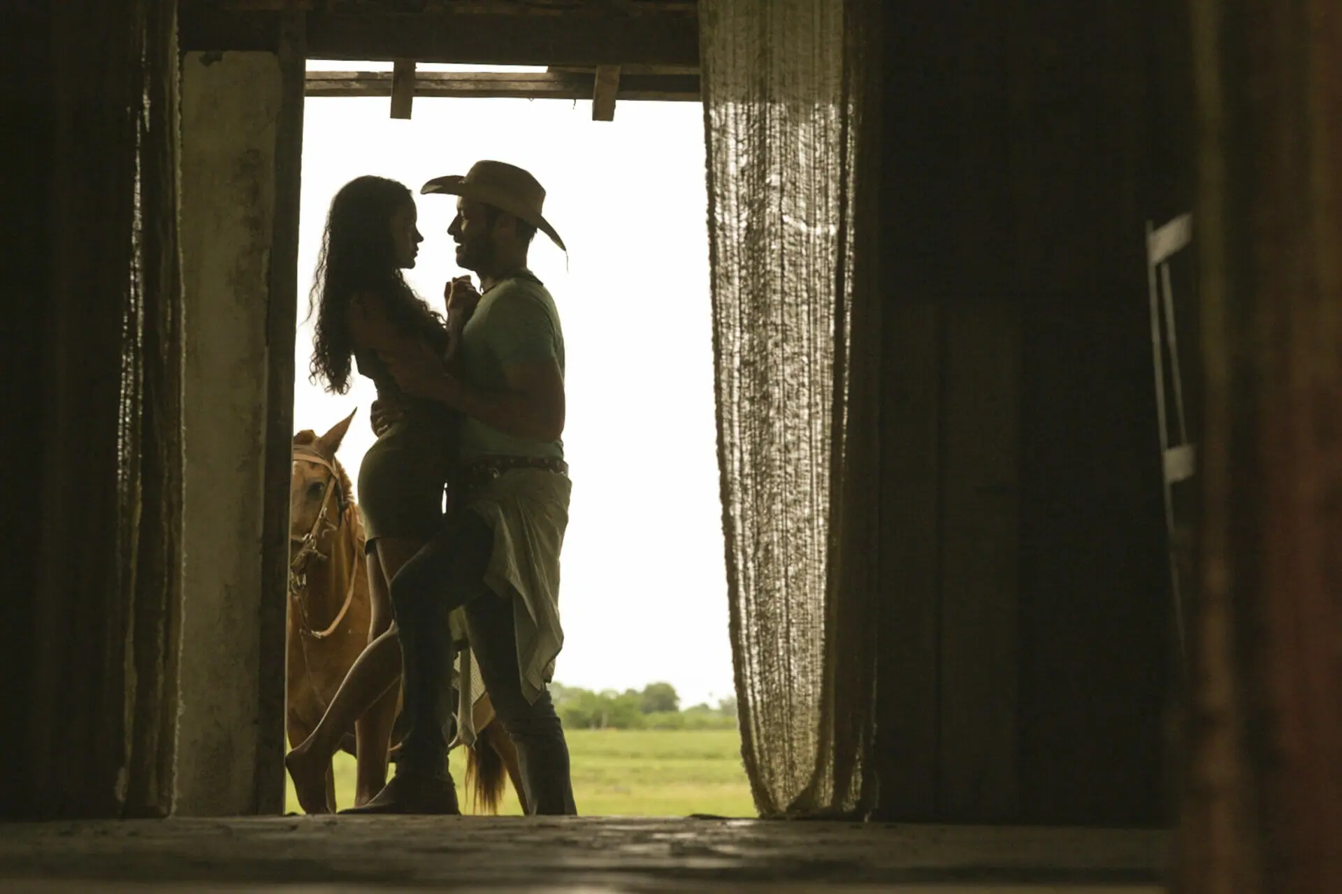 Muda (Bella Campos) e Levi (Leandro Lima) de Pantanal