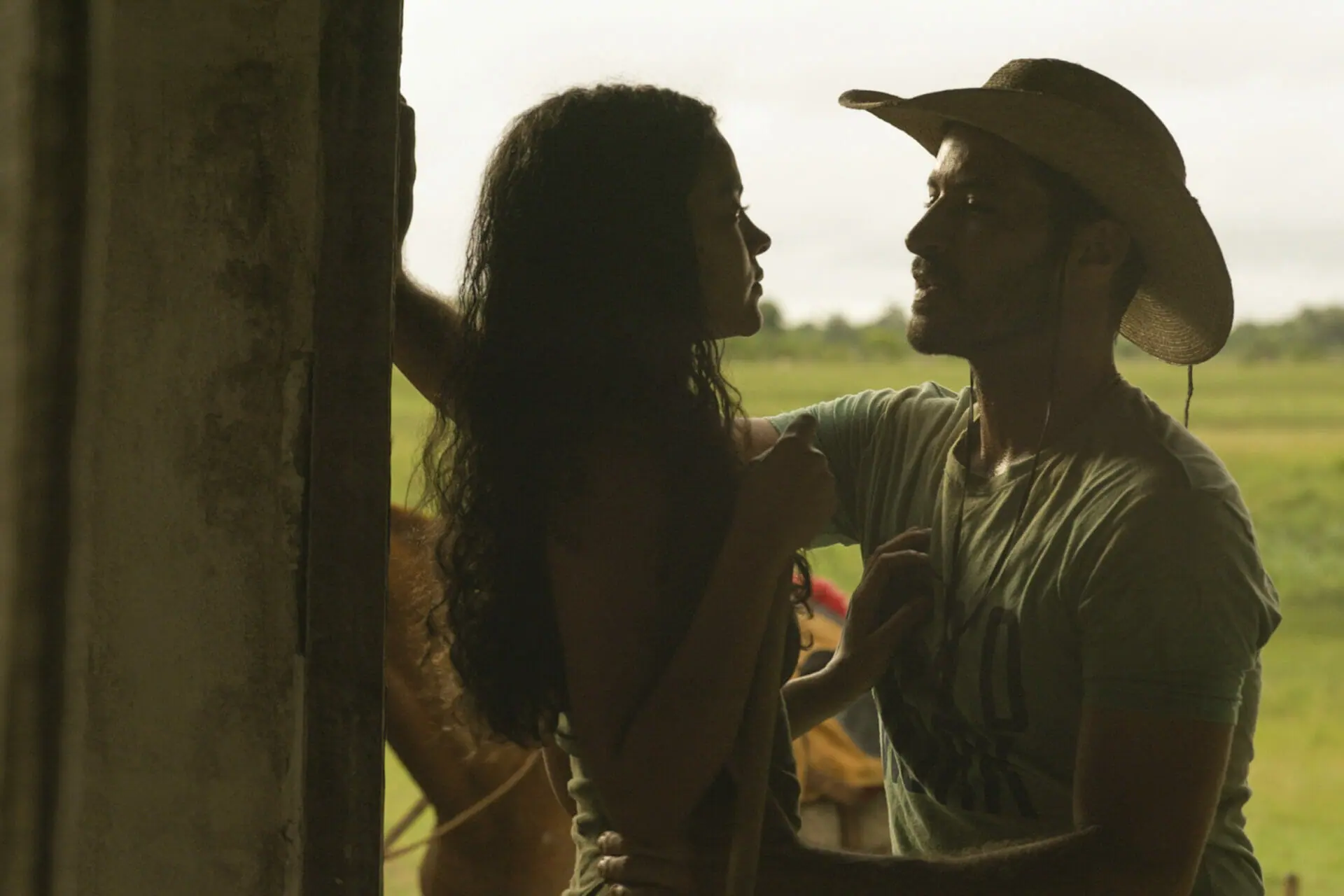 Muda (Bella Campos) e Levi (Leandro Lima) de Pantanal