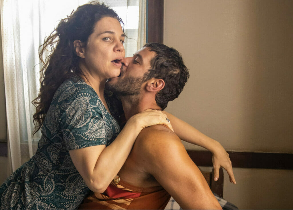 Maria Bruaca (Isabel Teixeira) e Levi (Leandro Lima) em Pantanal