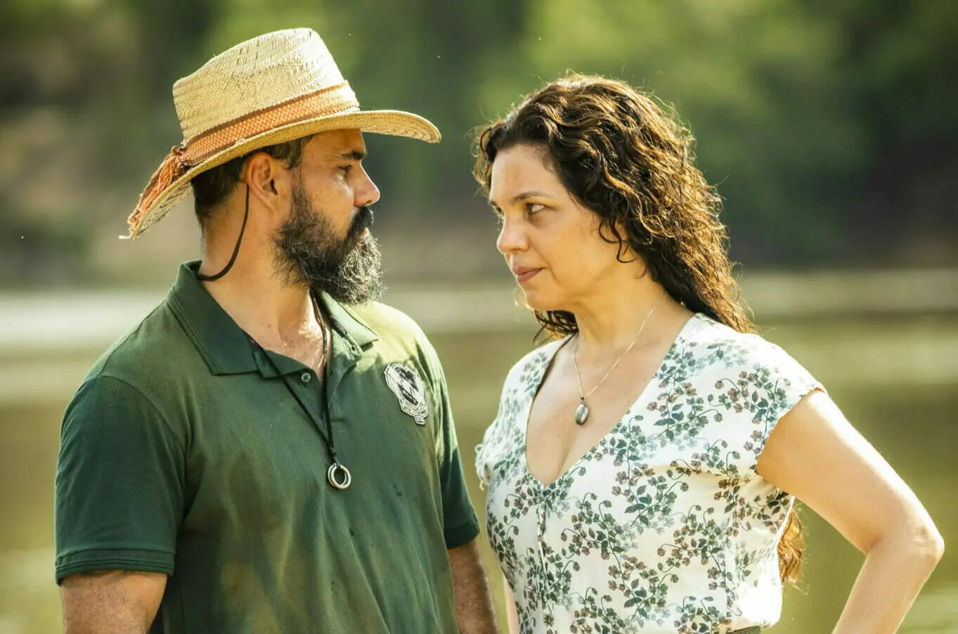 Alcides (Juliano Cazarré) e Maria Bruaca (Isabel Teixeira) de Pantanal