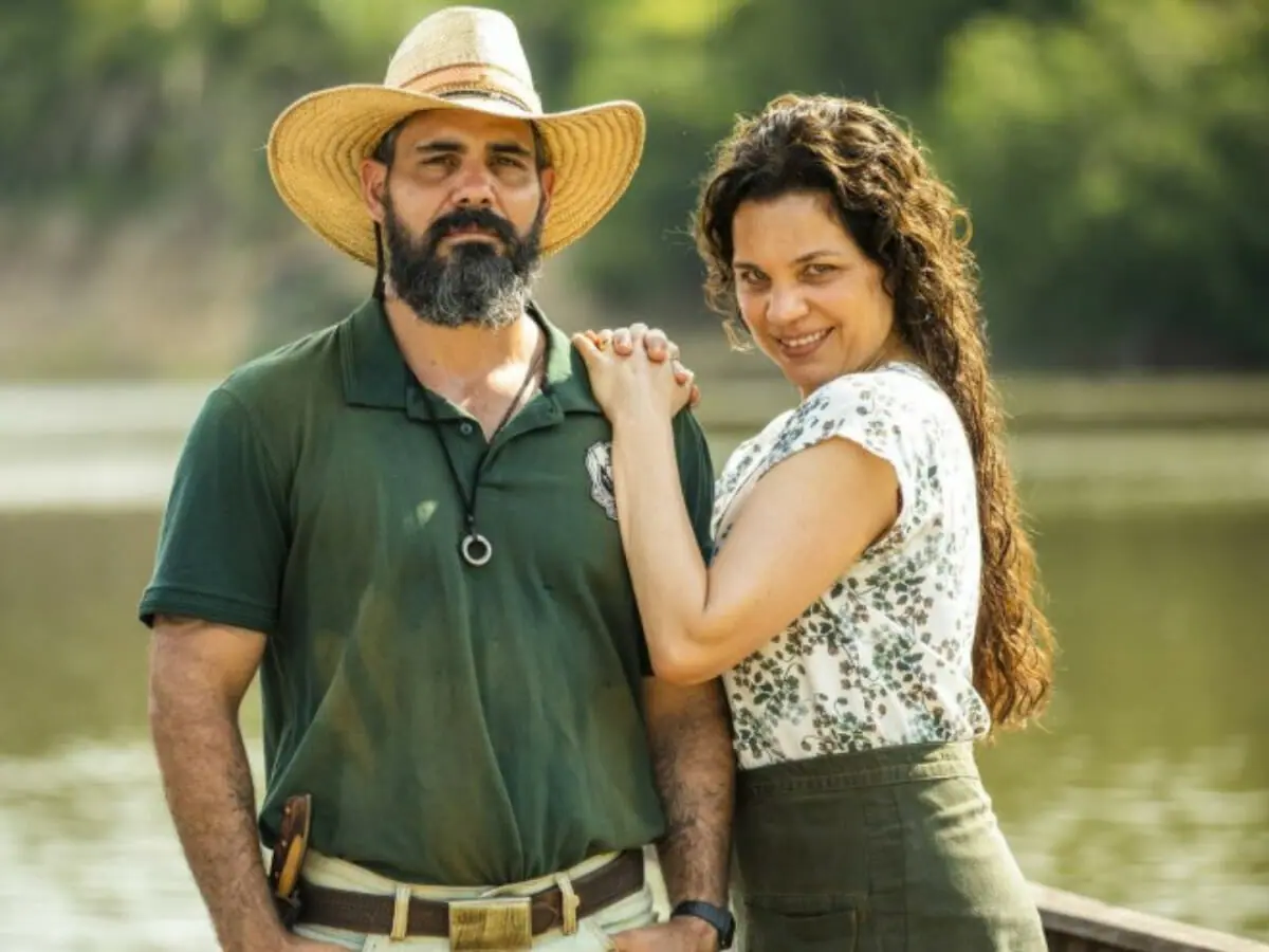 Alcides (Juliano Cazarré) e Maria Bruaca (Isabel Teixeira) na novela Pantanal