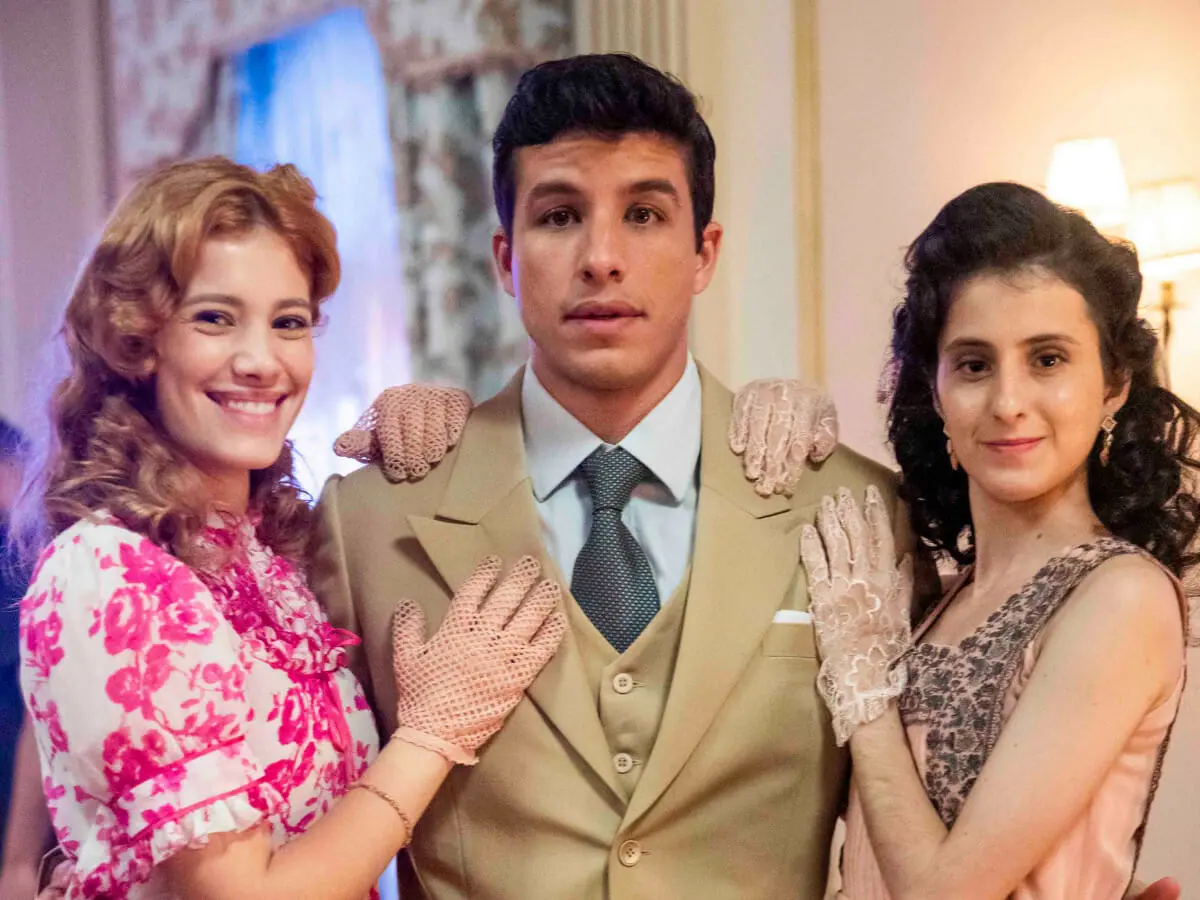 Arminda (Caroline Dallarosa), Inácio (Ricky Tavares) e Mariana (Carol Romano) em Além da Ilusão
