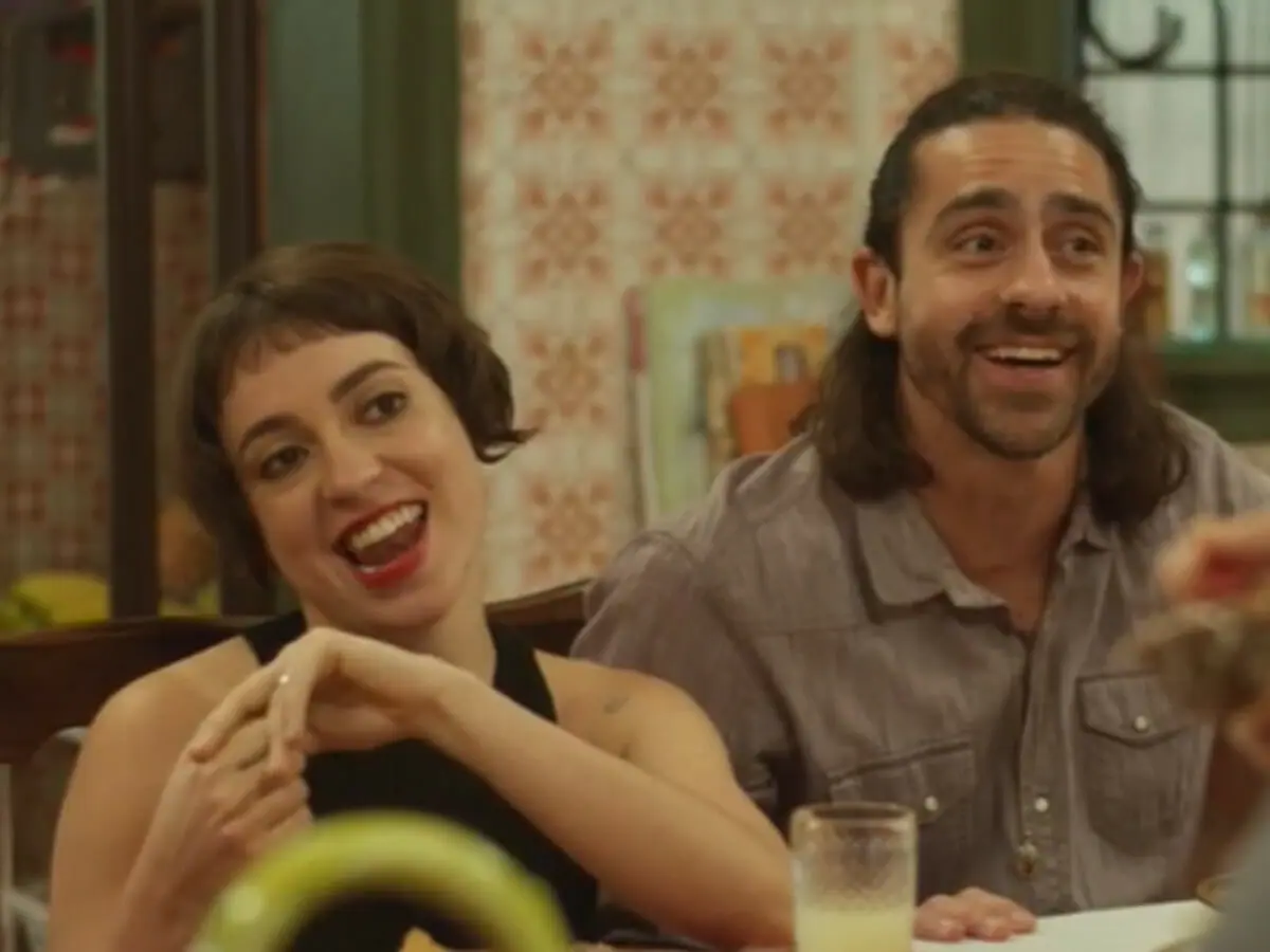 Cora (Valentina Bandeira) e Roni (Felipe Abib) em Quanto Mais Vida, Melhor!