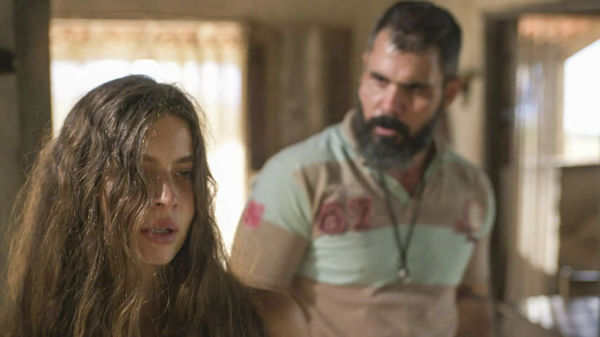 Juma (Alanis Guillen) e Alcides (Juliano Cazarré) de Pantanal