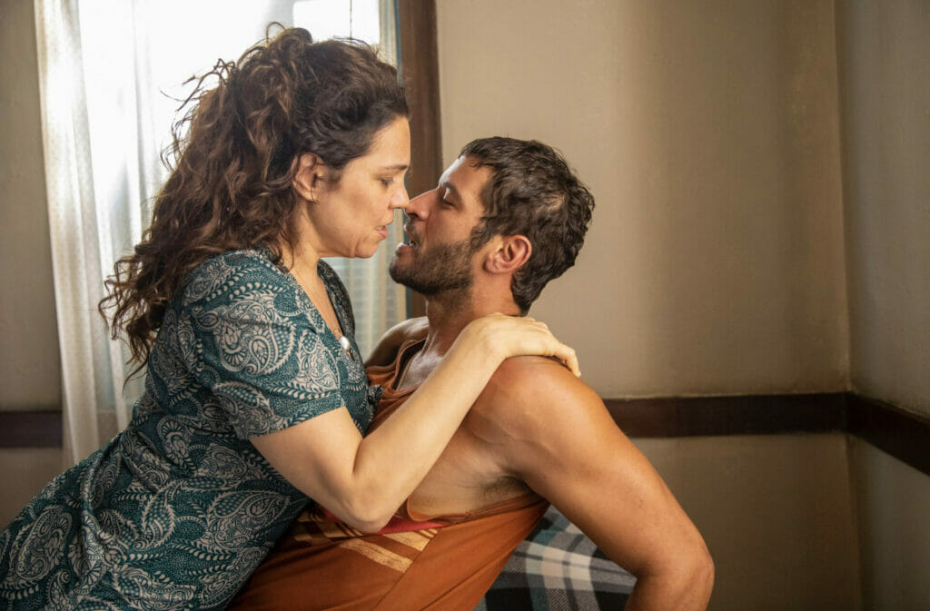 Maria Bruaca (Isabel Teixeira) e Levi (Leandro Lima) em Pantanal