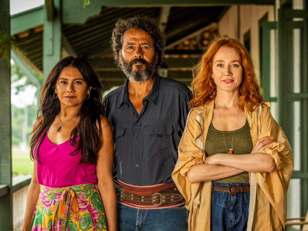 Irma (Camila Morgado), Filó (Dira Paes) e José Leôncio (Marcos Palmeira) em Pantanal
