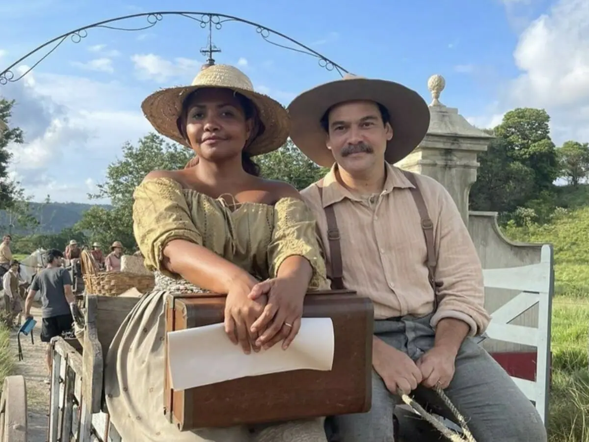 Emília (Gaby Amarantos) e Cipriano (Cláudio Gabriel) em Além da Ilusão