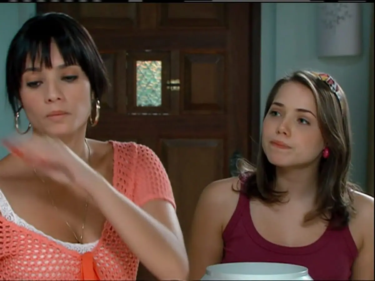 Ivonete (Amandha Lee) e Vivi (Letícia Colin) de Chamas da Vida