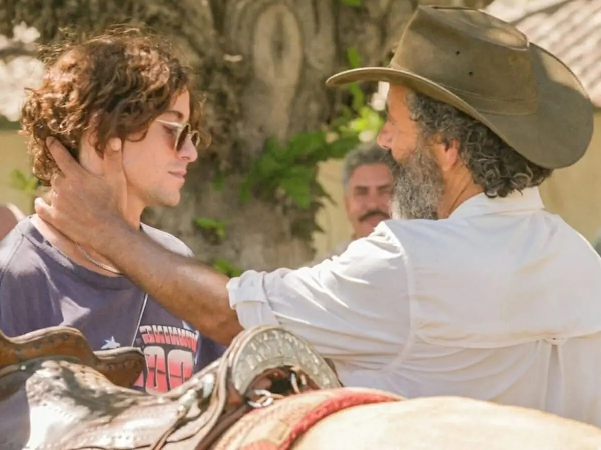 Jove (Jesuíta Barbosa) e José Leôncio (Marcos Palmeira) de Pantanal