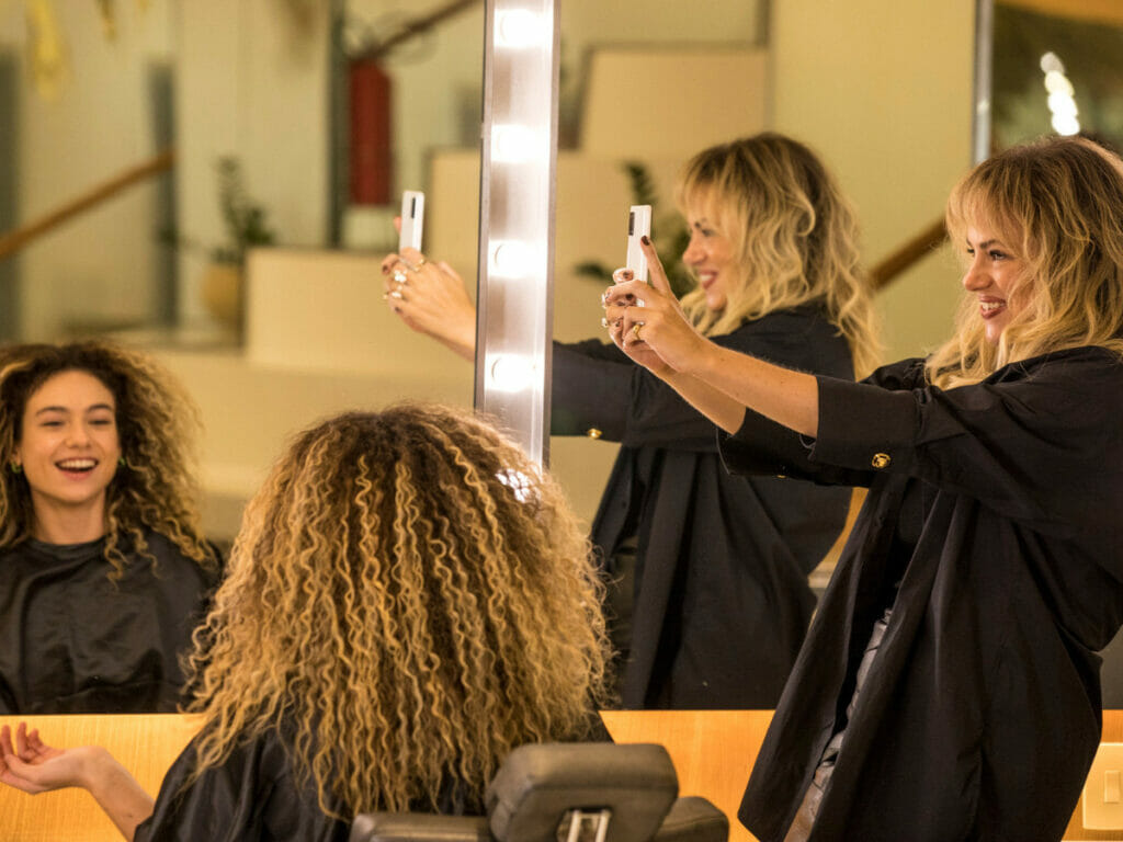 Madeleine (Karine Teles) e Nayara (Victoria Rossetti) em Pantanal (2)